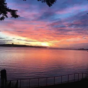 Homestay Waterfront, Saanichton